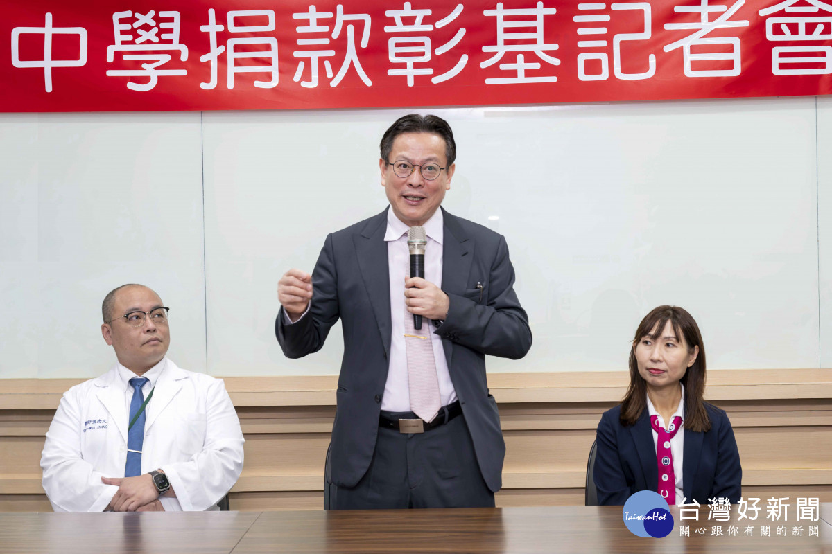 陳穆寬總院長表示,顏同學與家長為感謝醫護團隊救治,捐贈50萬元予彰基。院方再加碼150萬,共200萬捐給二林基督教醫院購買頂級偏鄉幼兒救護車,守護偏鄉兒童。圖/彰基醫院提供<br />
<br />