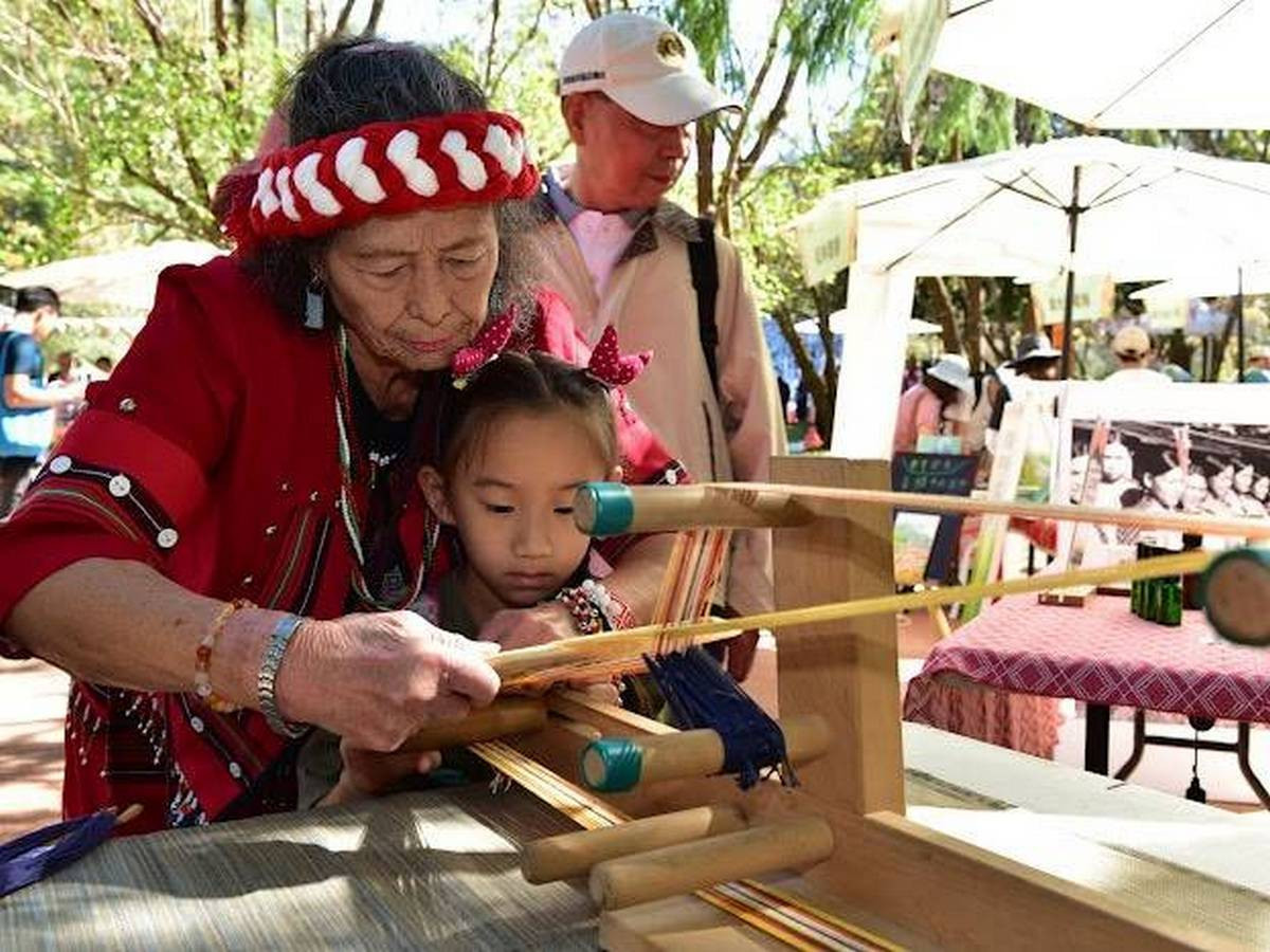 現場地機織布展演與DIY體驗。（南投分署提供）