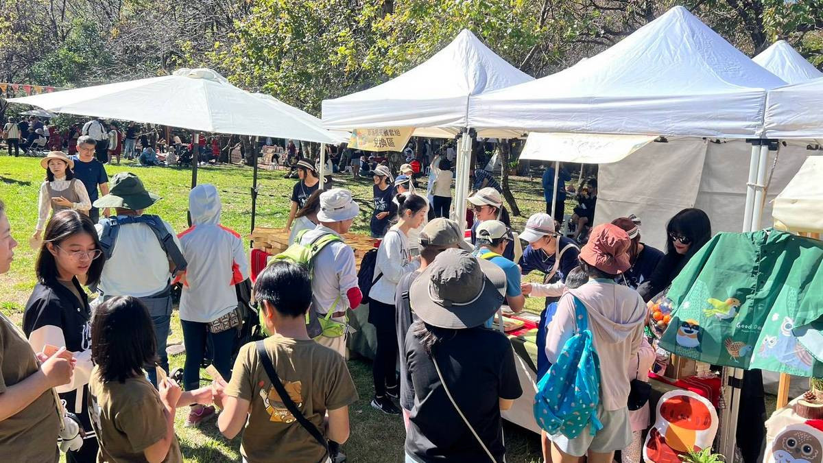 原民市集，讓居民可以展示豐富多樣的原住民文化內涵，就近展售在地的農特產品。（南投分署提供）