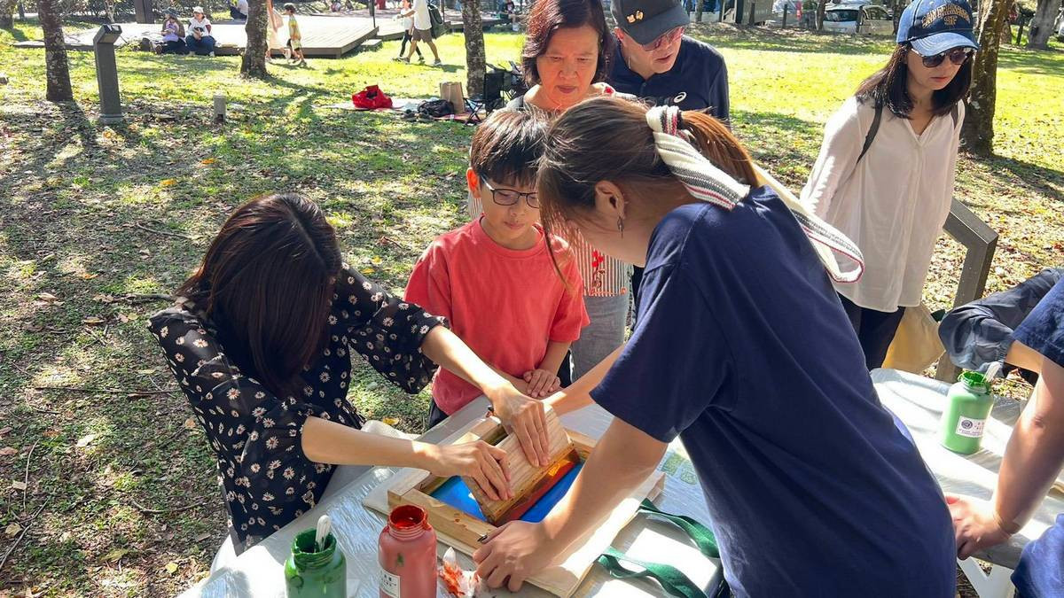 絹印手作活動。（南投分署提供）<br />
<br />
