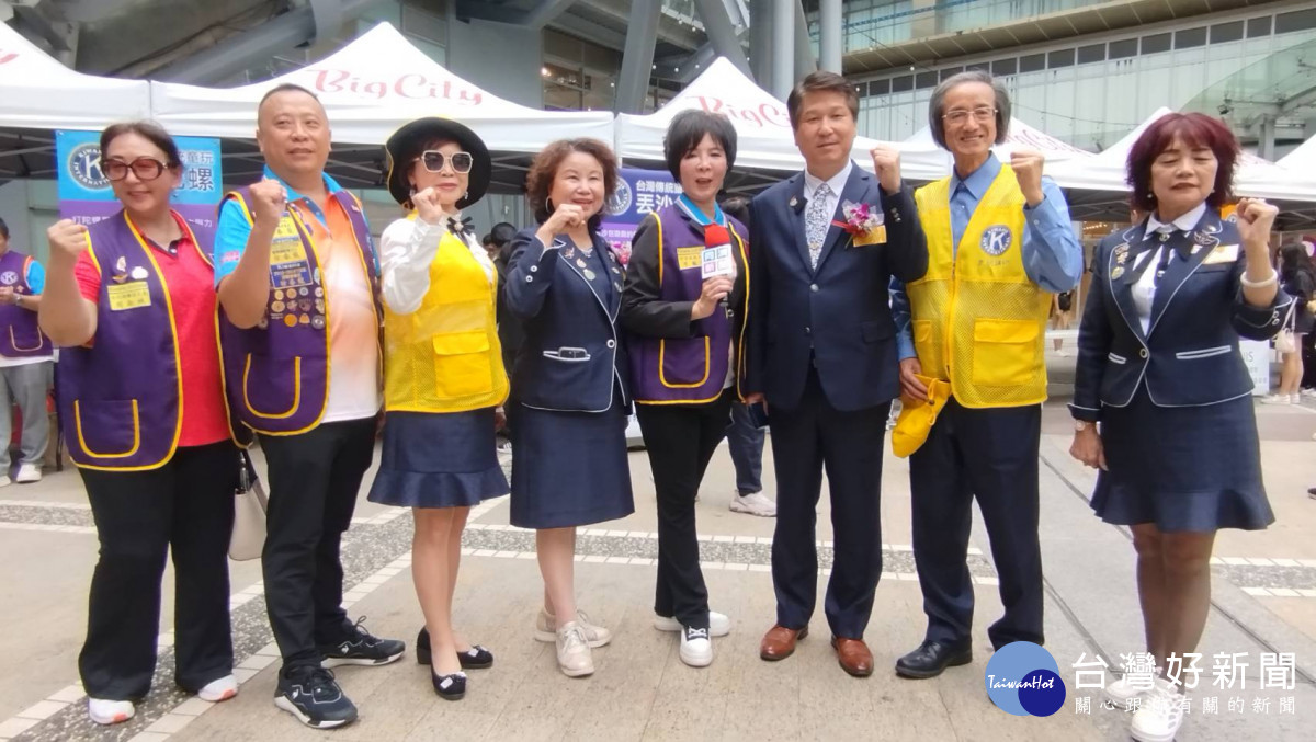 同濟會竹苗區盛大舉辦童玩體驗活動，區主席廖龍珍(右4)與台灣總會總會長馮輝文(右3)。