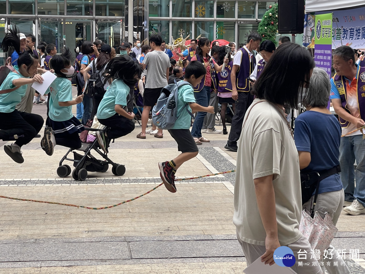 跳繩品項，大人小孩都愛玩。
