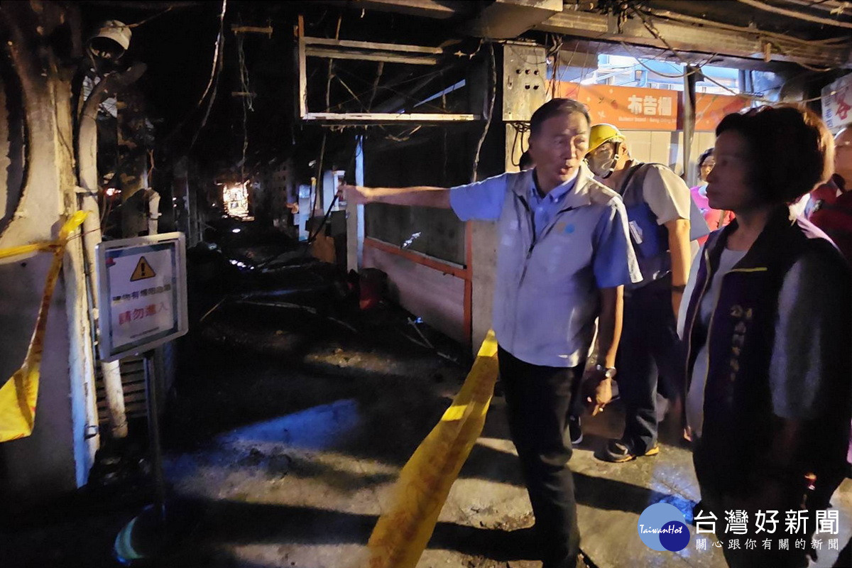 桃園市經發局長張誠積極協助南門市場災後復原及財損賠償事宜。<br />
