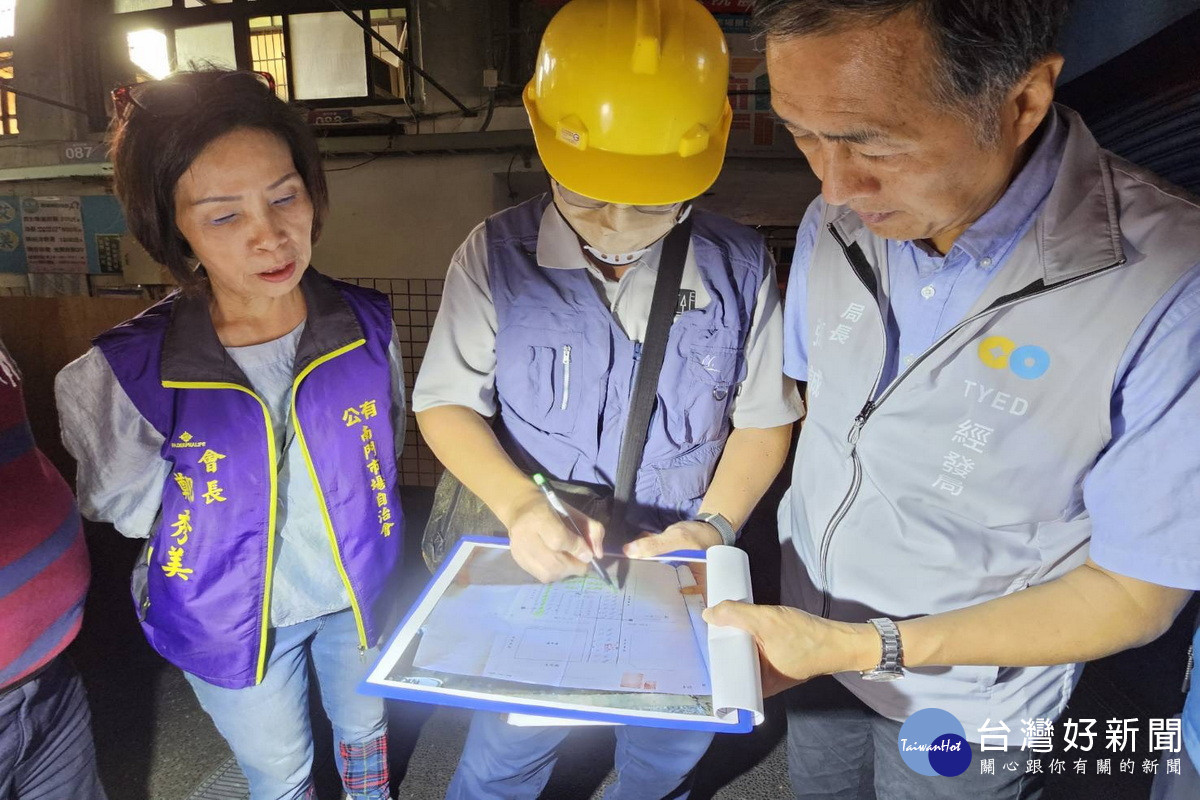 桃園市經發局長張誠積極協助南門市場災後復原及財損賠償事宜。<br />
