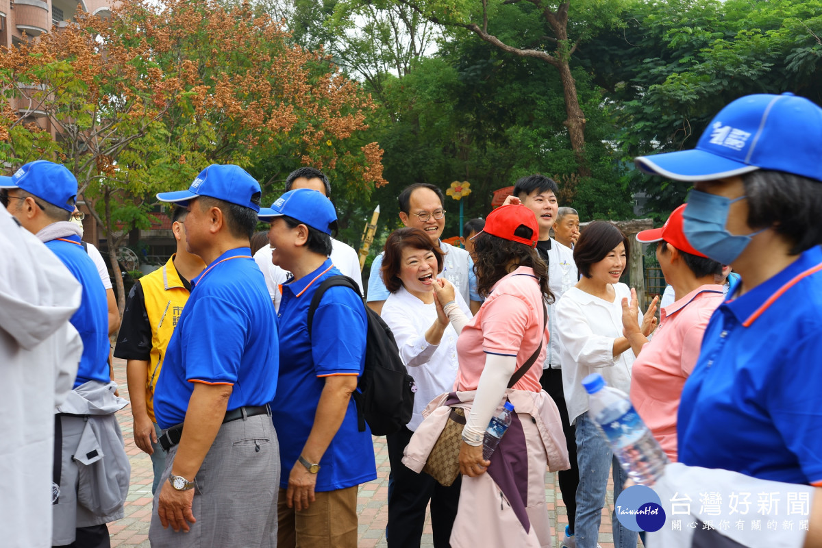 嘉義市舉辦長青健行活動,市長黃敏惠到場為健走民眾加油/嘉義市府提供