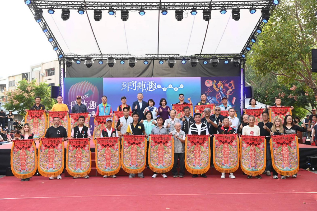 嘉義市長黃敏惠與國立傳藝中心主任陳悅宜共同為參與的20組陣藝團隊致贈錦旗，表達對文化傳承的感謝／陳致愷翻攝
