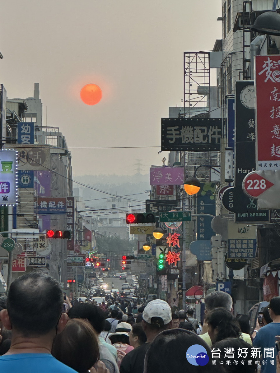 南投市傍晚封街讓市民遊客觀懸日。（記者扶小萍攝）