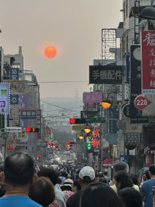 南投市傍晚封街讓市民遊客觀懸日。（記者扶小萍攝）