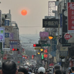 南投市傍晚封街讓市民遊客觀懸日。（記者扶小萍攝）