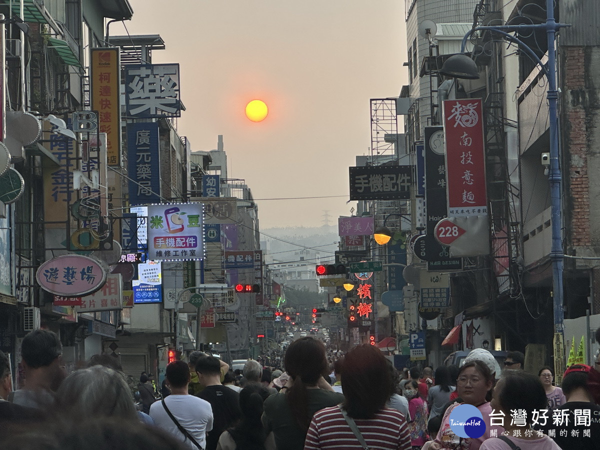 民族路封街路段擠滿人潮。(記者扶小萍攝)