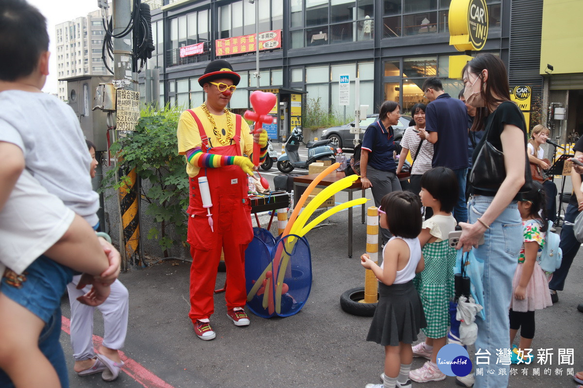 小朋友最愛小丑叔叔的氣球。(記者扶小萍攝)