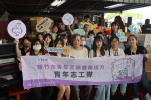 志工培訓陳信如講師與青年志工大合照
圖說2:香山玻璃工藝傳承體驗-林旻慶講師介紹玻璃燒製過程
圖說3:香山玻璃工藝傳承體驗-林瑤農老師與青年志工。