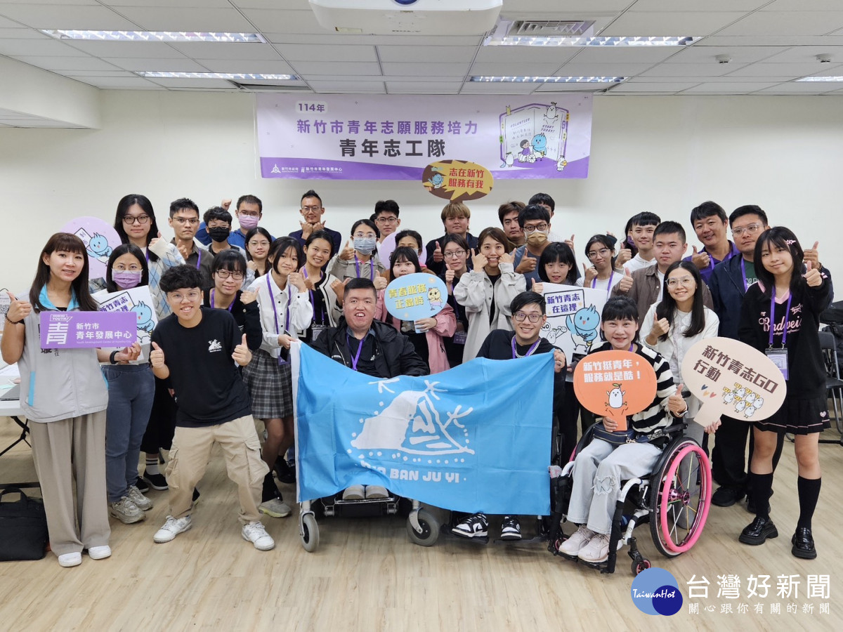 志工培訓陳信如講師與青年志工。