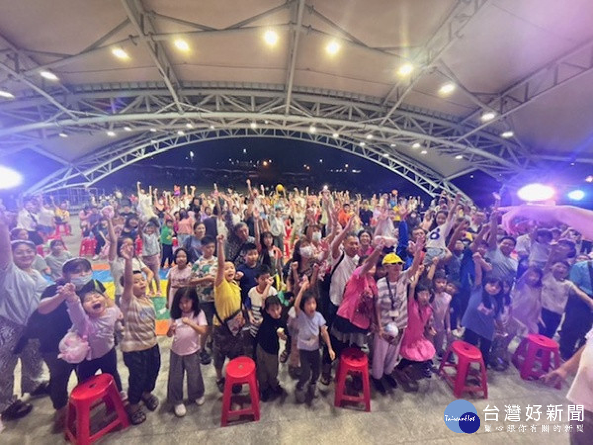 參加健行鄉親眾多。林重鎣攝