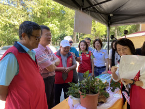 教導現場民眾認識愛玉。