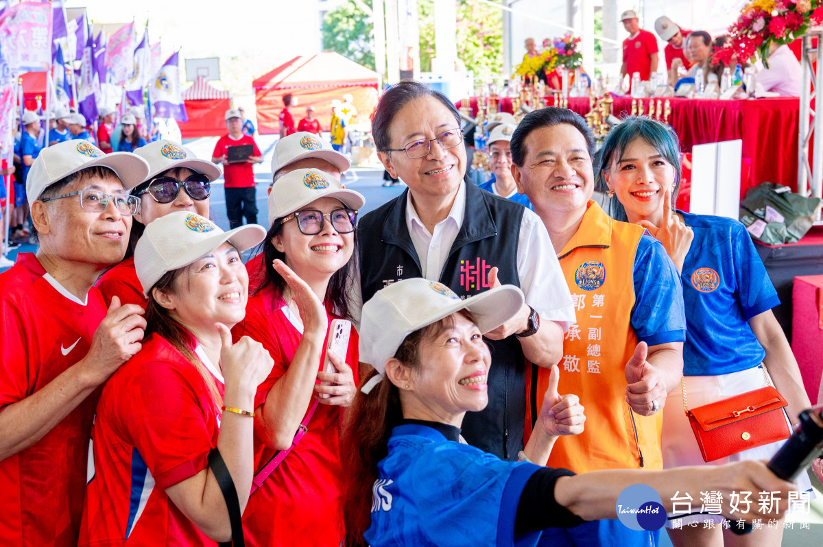 張市長與獅友們合影。