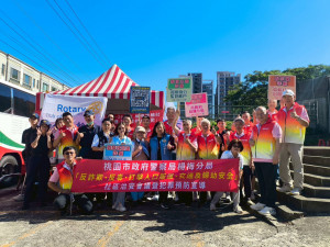 楊梅警扶輪社活動宣導防「普發現金」詐騙、交通安全。