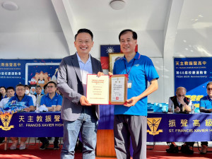 副市長蘇俊賓獲頒「校慶榮譽主委」聘書。