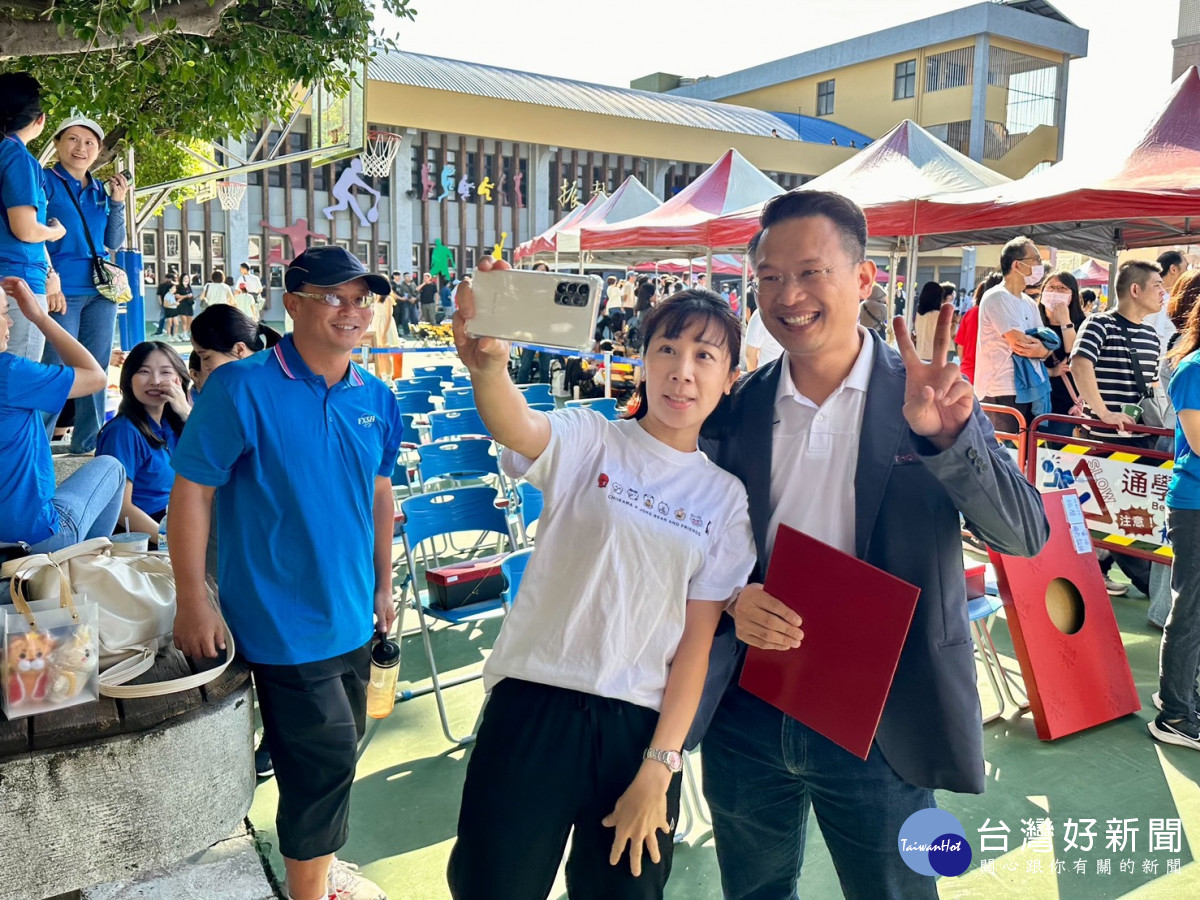 副市長蘇俊賓與振聲畢業校友合影。