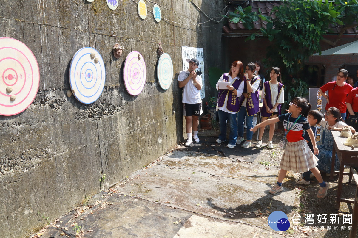神射手丟擲的是陶土射中靶心可得分。(記者扶小萍攝)