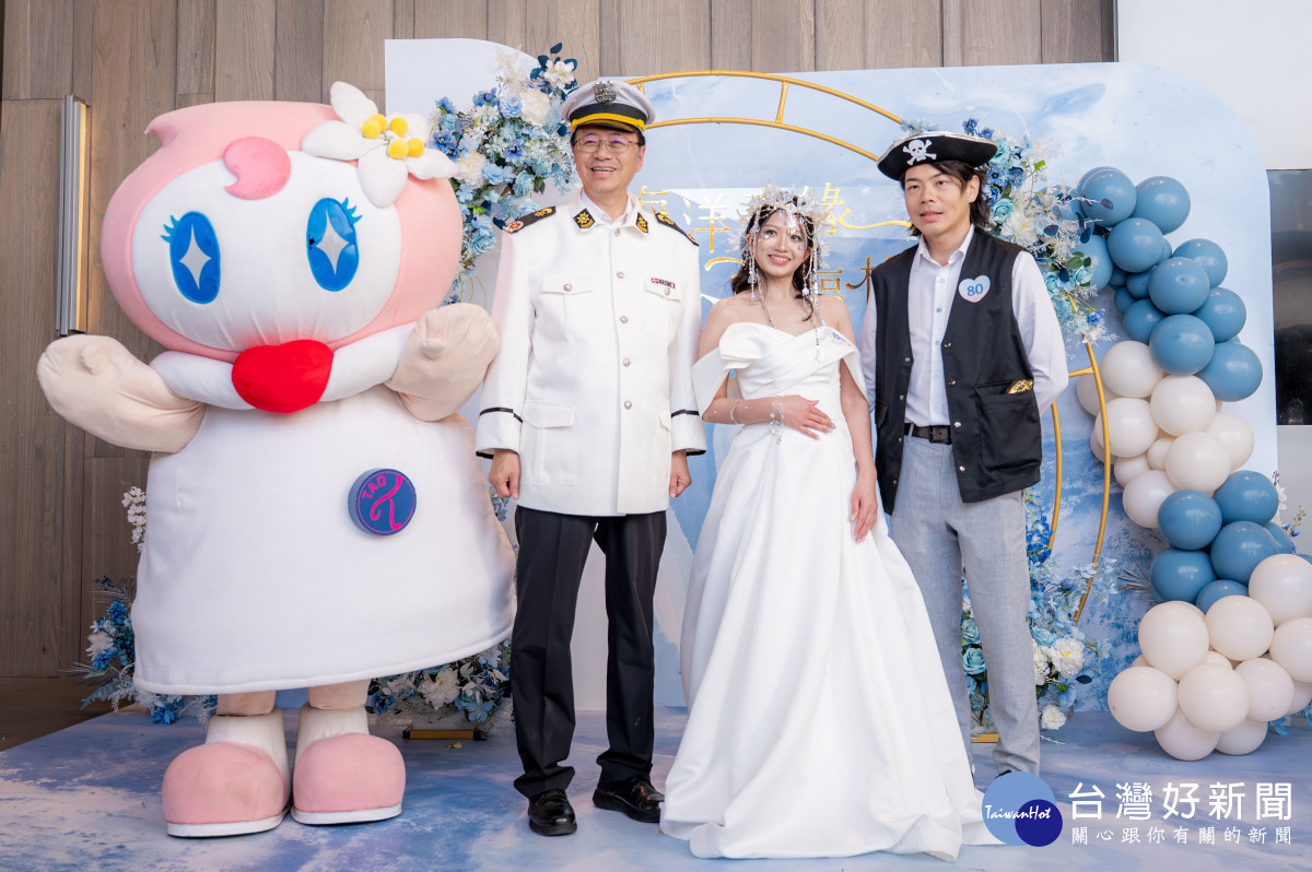 張市長與新人合影。