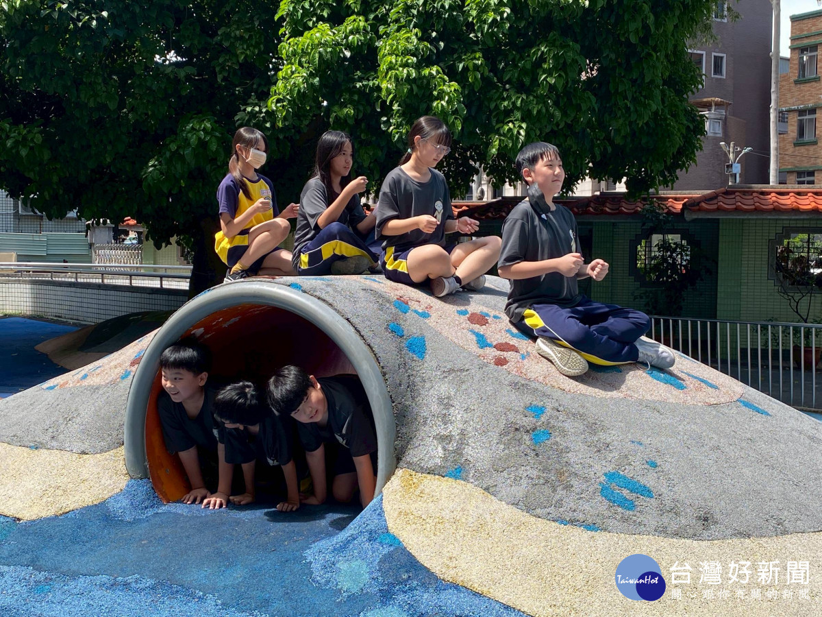 表演開車安全通過生態廊道