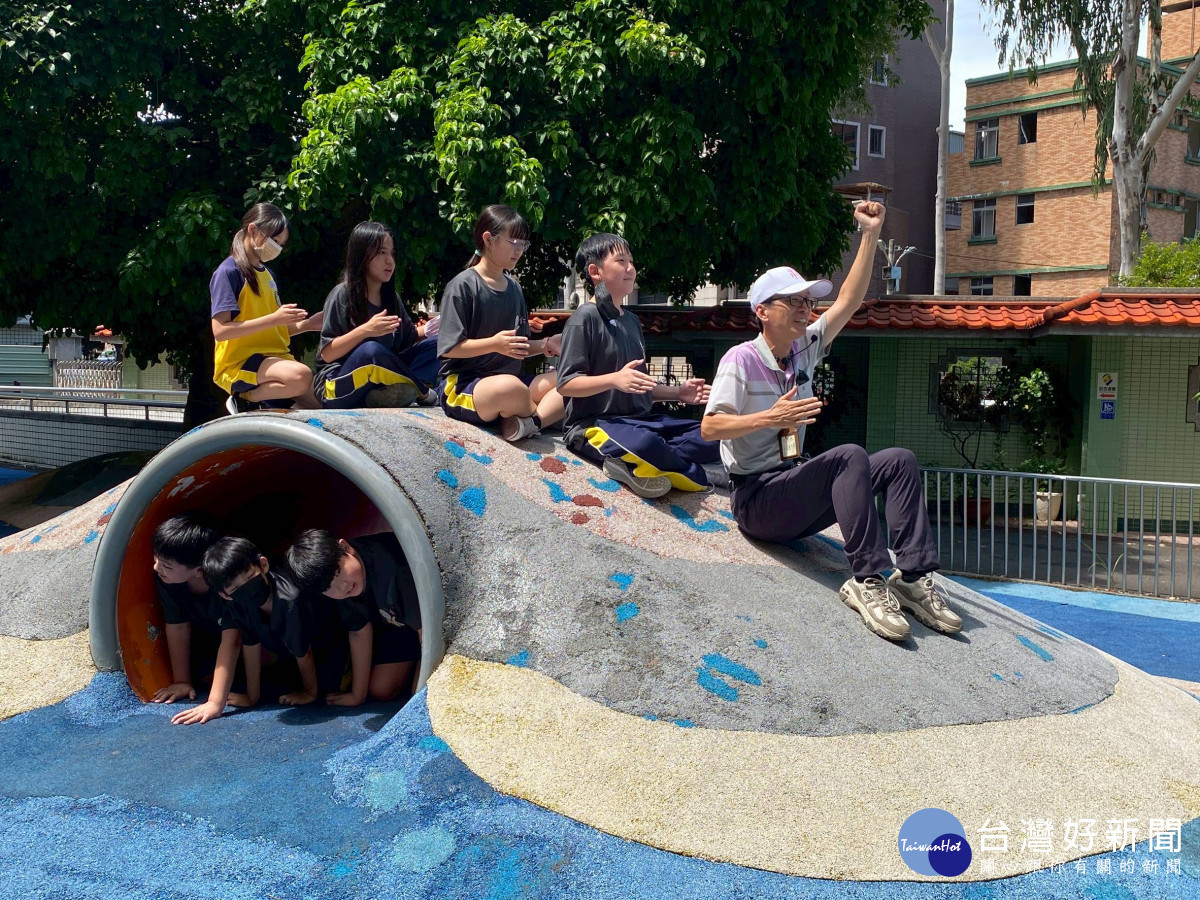 校長與學生互動玩火車經過生態廊道