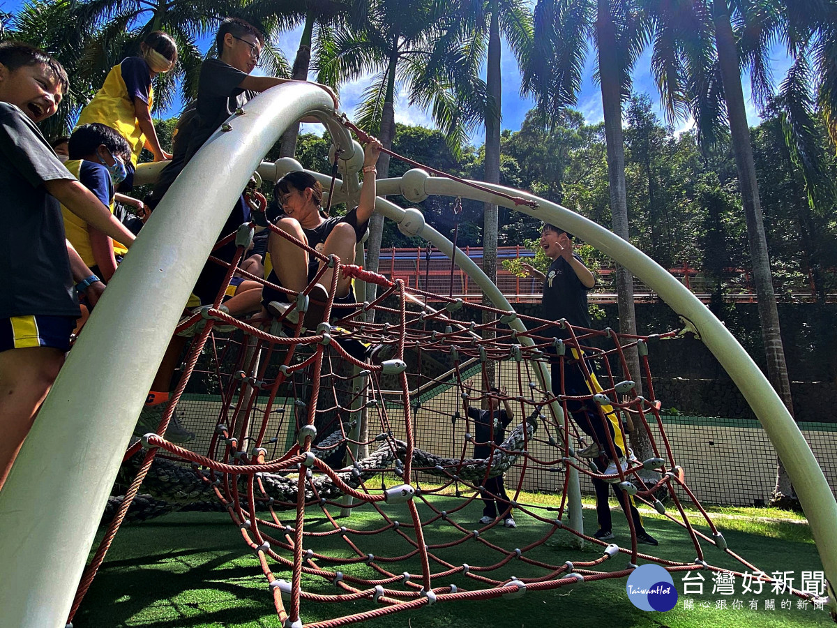 校園遊樂設施變成生態教育表演舞台        自強國小遊具創意玩法
