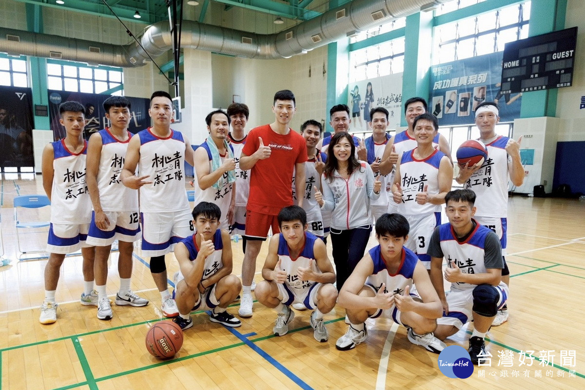 桃園市政府青年局長侯佳齡、張家禾及桃青志工隊大合照。<br />
