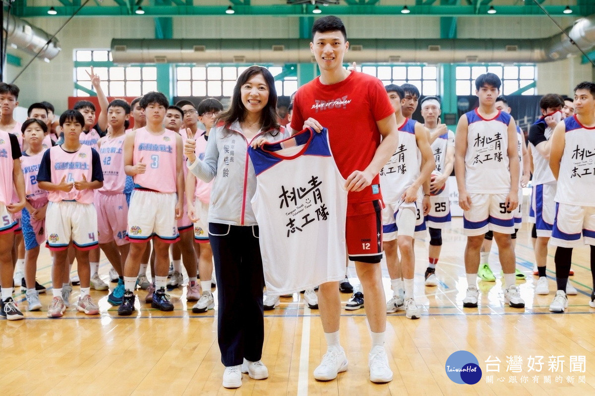 桃園市政府青年局長侯佳齡致贈桃青志工隊球衣。<br />
