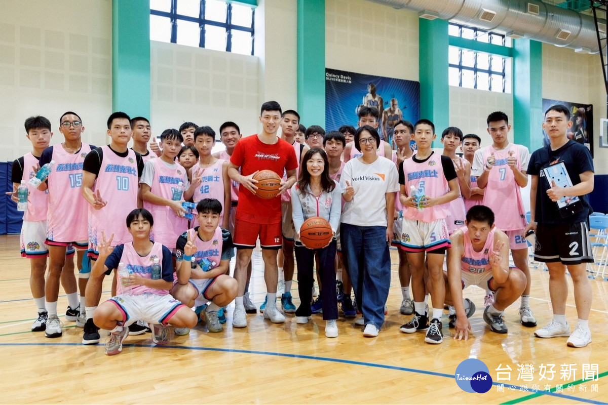 桃園市政府青年局長侯佳齡與張家禾、世展黃處長與希利克戰士隊合照。