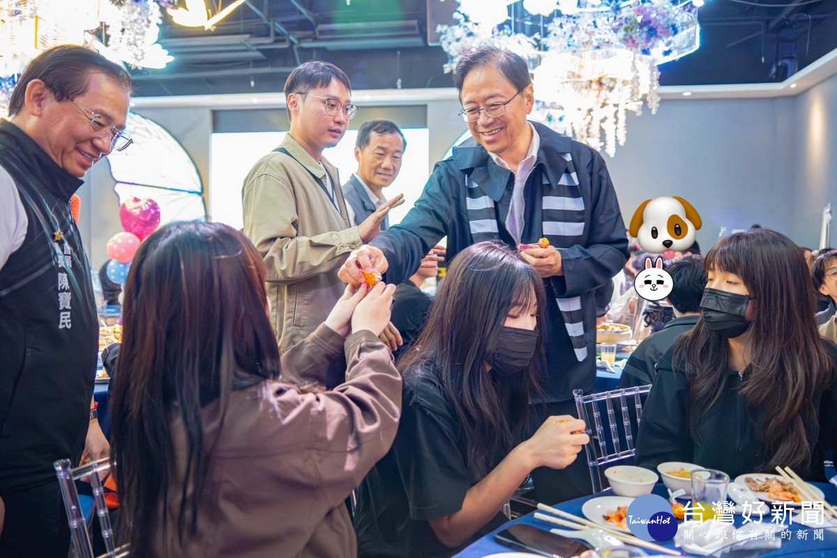 桃園市長張善政出席「打勾勾 安心童行」監護兒共享歲末溫暖時光。