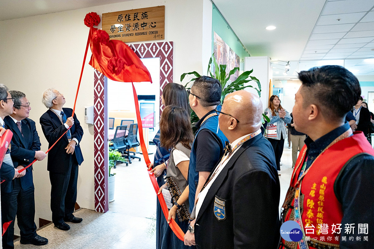 湯明哲校長(左三)與貴賓們一同為原資中心揭牌