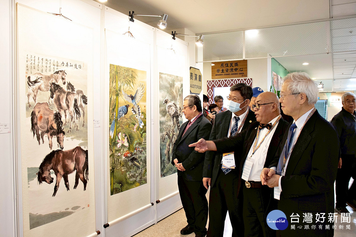 吳信和藝術家(右二)為湯明哲校長(右一)及與會貴賓導覽畫作