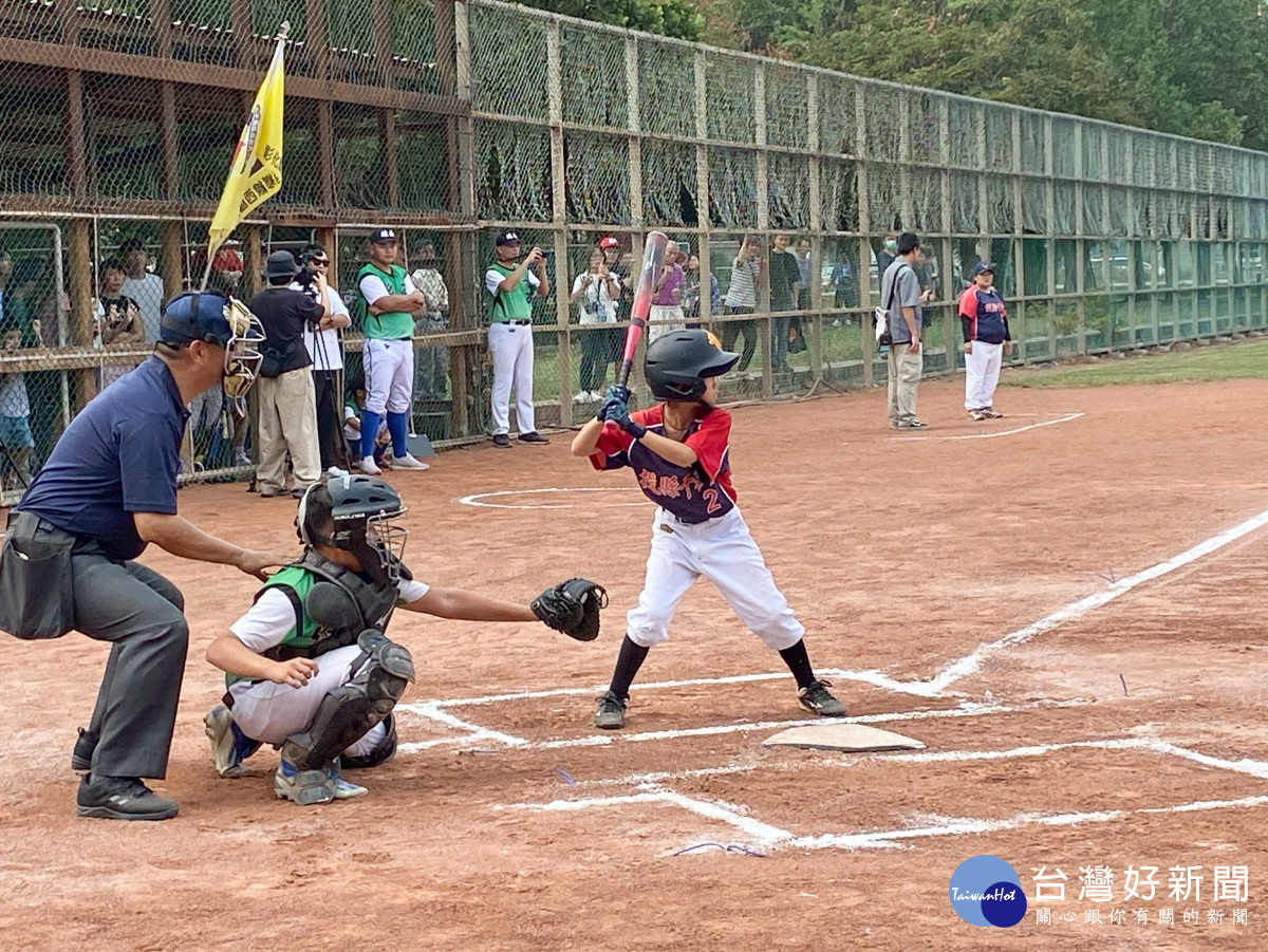 棒壇傳奇化身少棒教練，偏鄉公益賽燃起孩子棒球夢。圖／秀傳醫院提供