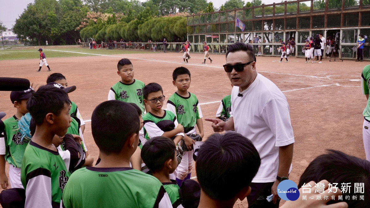 棒壇傳奇化身少棒教練，偏鄉公益賽燃起孩子棒球夢。圖／秀傳醫院提供