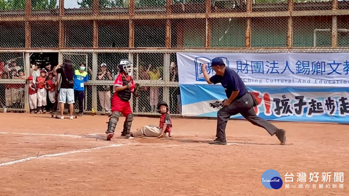 棒壇傳奇化身少棒教練，偏鄉公益賽燃起孩子棒球夢。圖／秀傳醫院提供