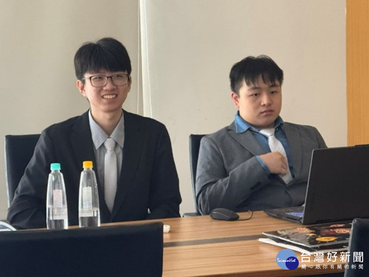 王暐翔(圖左)與林豈寬(圖右)同學向大家分享本次開發的經歷。