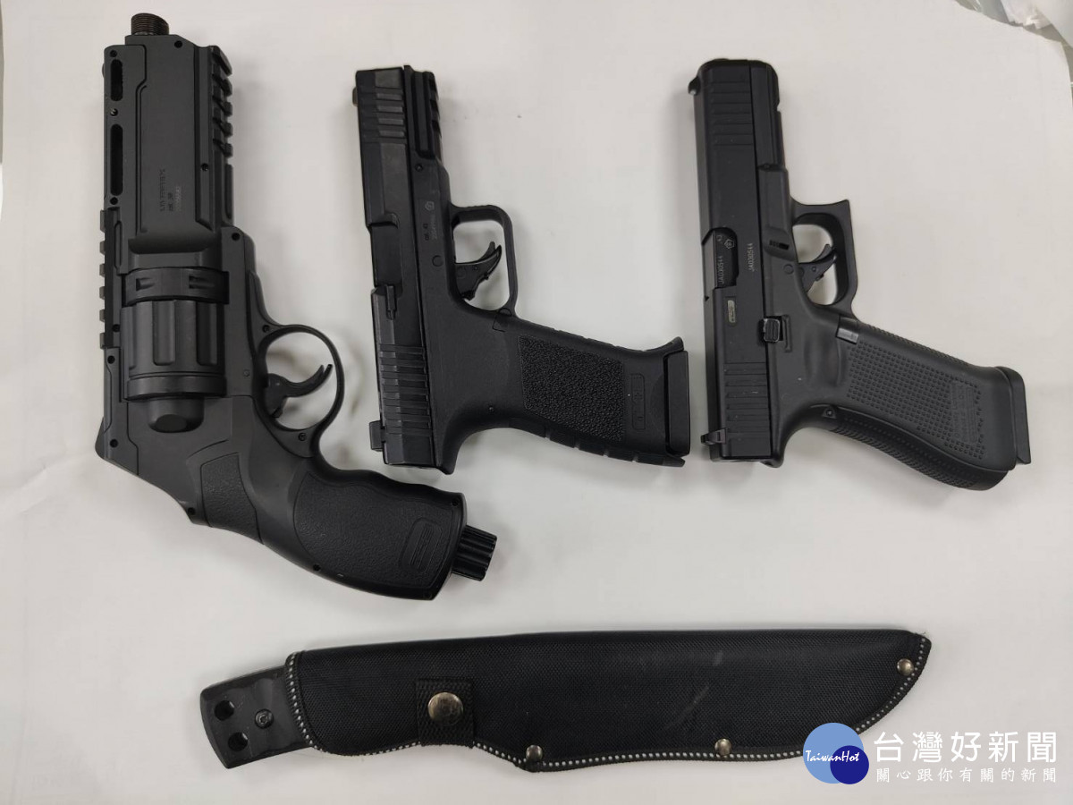 警方查扣手機、筆電、鎮暴槍、武士刀等證物。