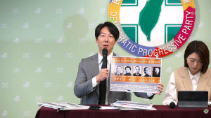 民主進步黨發言人吳崢（左）與韓瑩（右）。（圖／翻攝自民主進步黨YouTube直播）