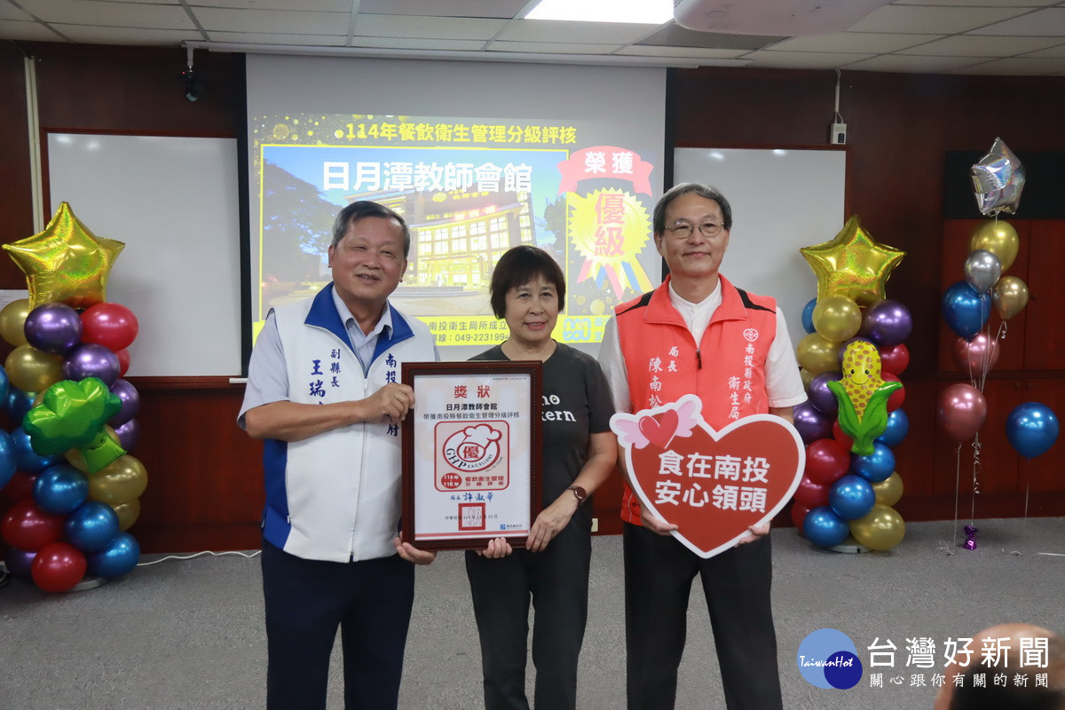 王副縣長逐一為業者頒獎肯定。(記者扶小萍攝)