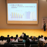 11/28(五)「職涯心指引：馳騁熱情　築味無限人生」唯賀國際餐飲集團吳家德總經理，分享餐飲業經營心法與職場轉型歷程，並開創熟齡職涯新方向。(此為活動式意圖)