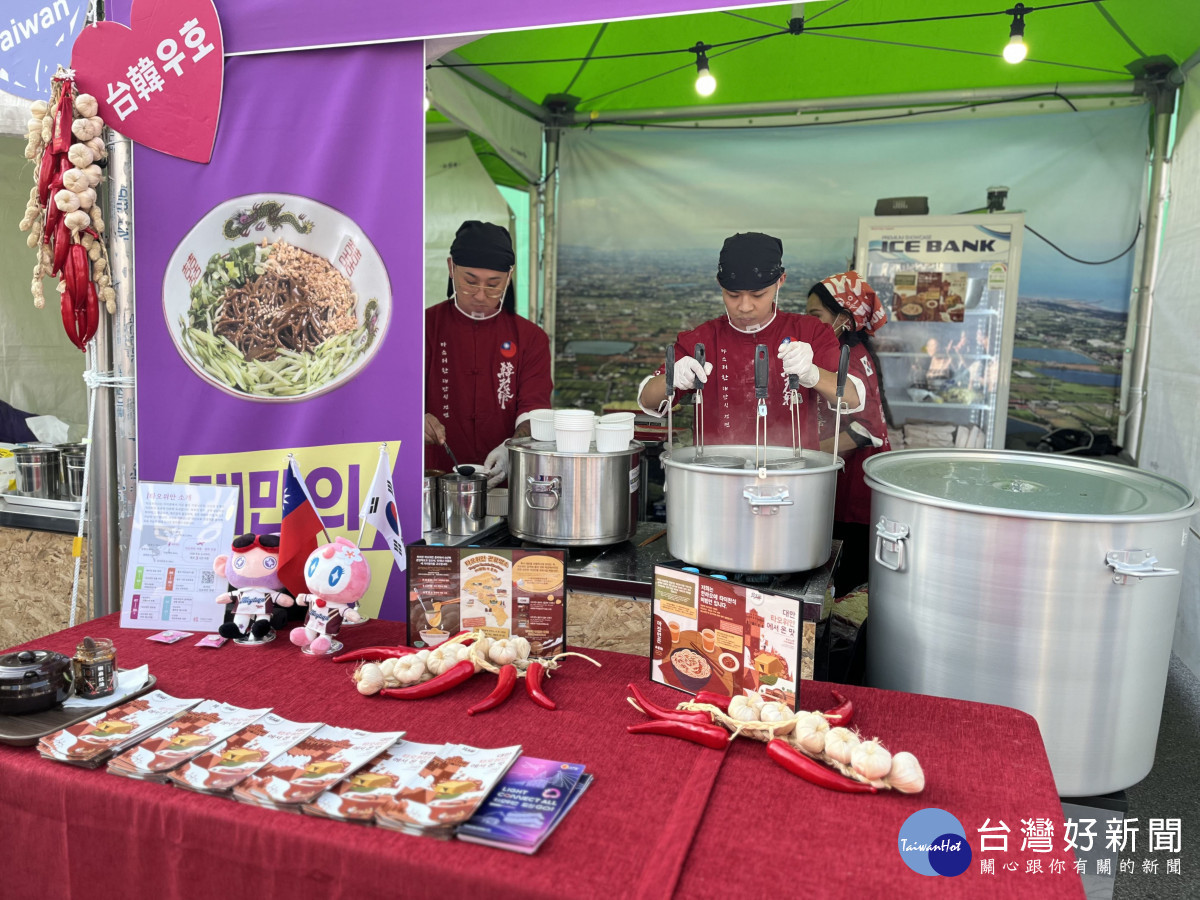 韓老爺廚師現場烹調美味的麻醬麵。