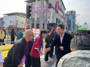 開幕式，龜尾市長金璋鎬與桃園市攤商代表致意。