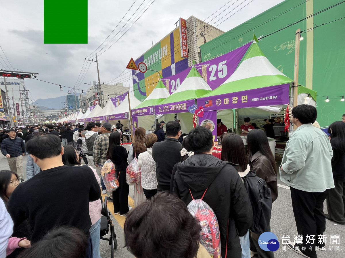 龜尾拉麵慶典活動會場參與人數眾多，非常熱絡。