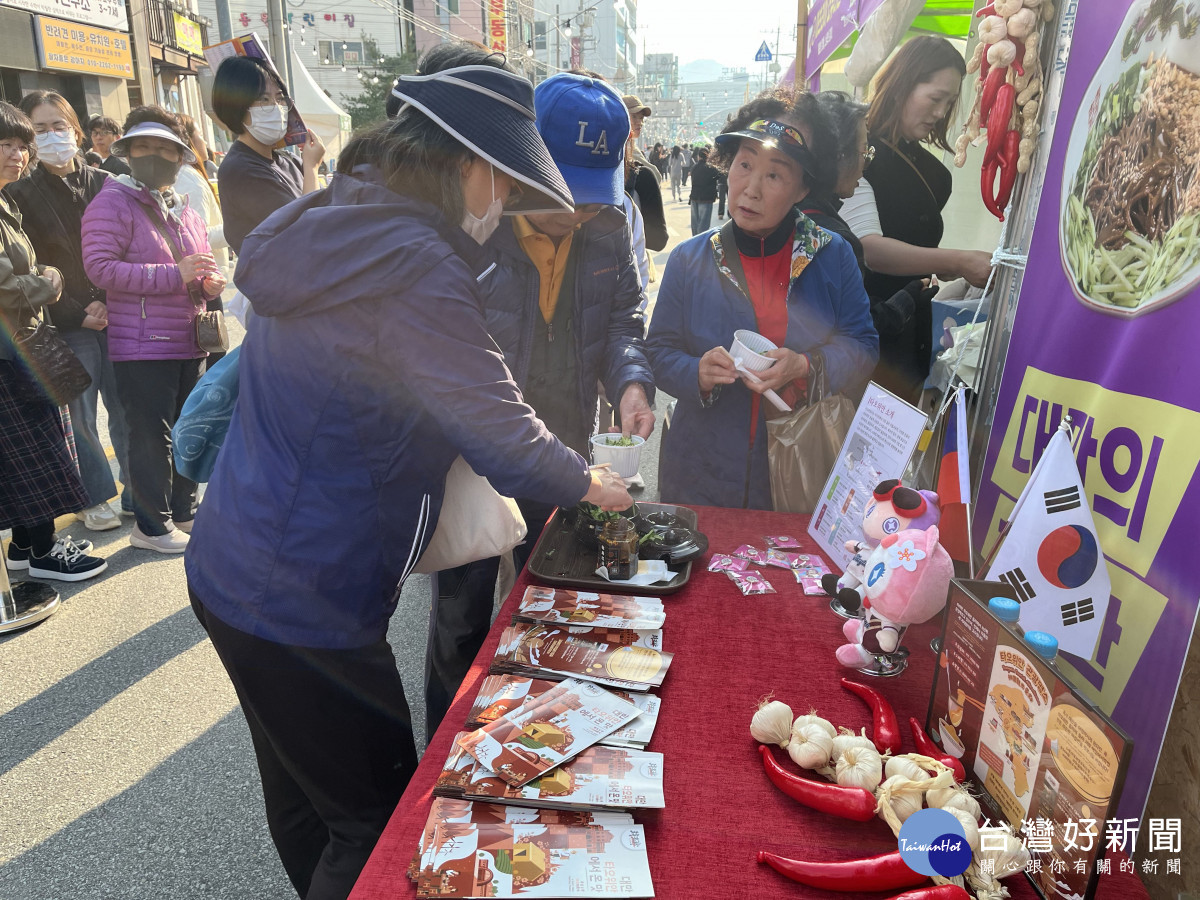 參觀的民眾踴躍嘗試美味的台式拌麵。