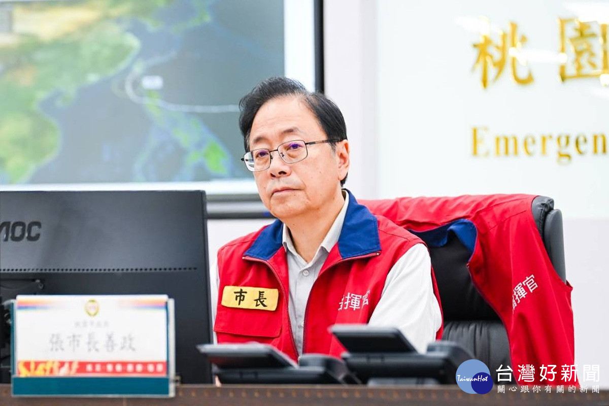 「鳳凰颱風災害應變中心二級開設」桃園市長張善政坐鎮指揮。<br />
