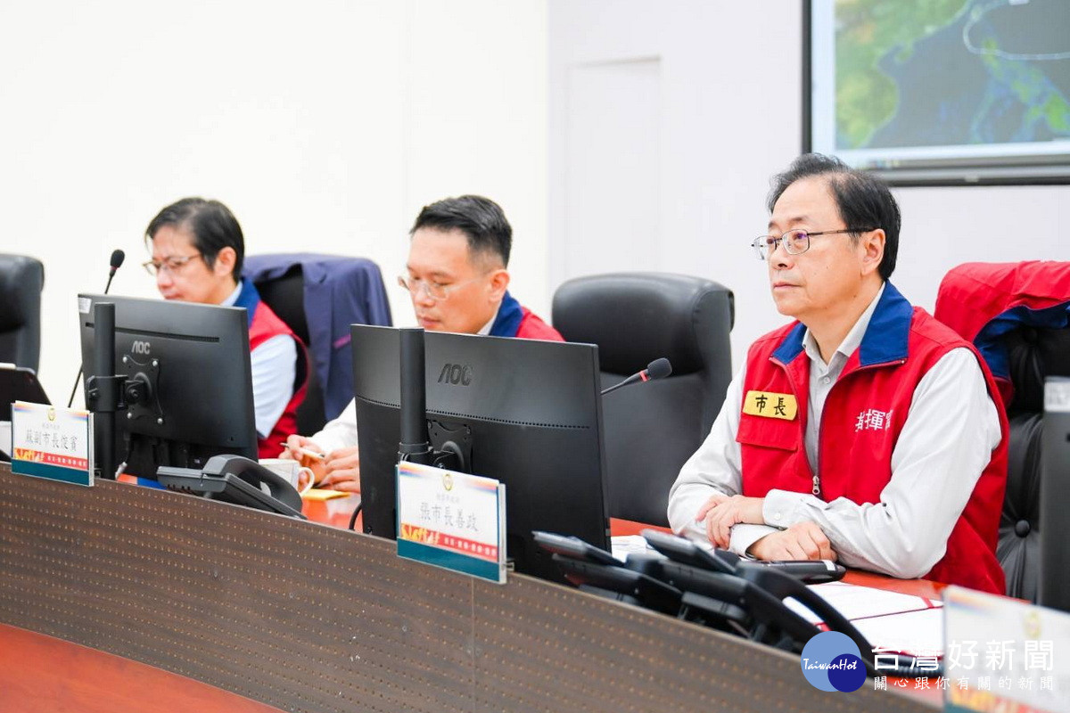 「鳳凰颱風災害應變中心二級開設」桃園市長張善政坐鎮指揮。<br />
