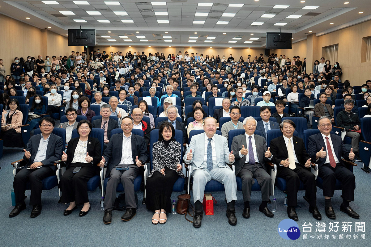 湯明哲校長（前排右三）積極促成James E. Rothman教授（前排右四）與Joy Hirsch教授（前排左四）蒞校演講，現場座無虛席