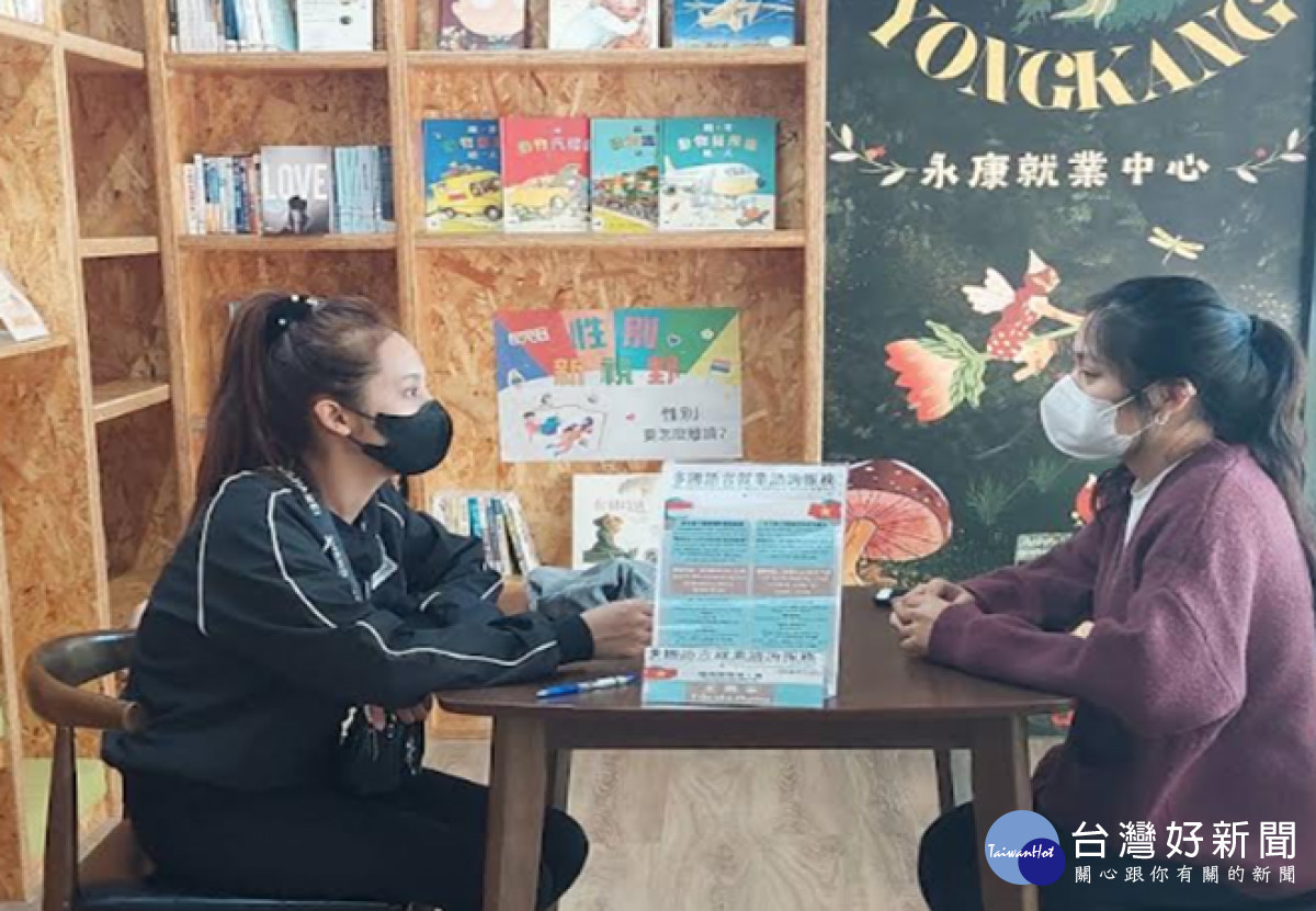 台南應用科技大學餐飲系三年王雨采（右）協助新住民及移工就業服務